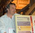 In der Scheune des Strohdachhaus-Museums referierte Mike Zeller vor den gesammelten Zeitungsberichten