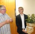 Ulrich Kraft (li.) verabschiedete den Kurator Marcel Hauser