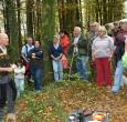 Der Wald wird genauestens vermessen. Die Waldgänger erhalten Einblick über das Vorgehen