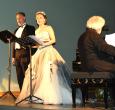 Gesang und Klavier – ein Strauss weihnächtlicher Melodien aus aller Welt