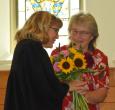 Pfarrerin Nadine Hassler Bütschi wurde von Therese Götschmann mit Sonnenblumen willkommen geheissen