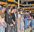 Profi-Ton-Aufnahmen des Jugendchor-Songs: Konzentriert warteten Sängerinnen und Sänger auf ihren Einsatz. (Bilder: zVg.)