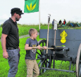 Früh muss geübt sein: Unter Anleitung stopft der Nachwuchs die Kanone.