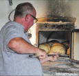 Mit Geschick drehte Hansruedi Müller die zwölf halbgebackenen Brote innert weniger Minuten.
