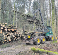 Mit dem Forwarder wurden die Sortimente zu den Lagerplätzen gerückt: Auch das Stapeln von Hackholz ist mit diesem Fahrzeug gut möglich.