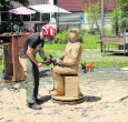 Holzkünstler Lukas Senn schuf innert einer Stunde mit Kettensägen aus einem grossen Eichenholz-Block eine lebensgrosse Figur.