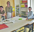 An der Schule werden nicht nur kleine Brötchen gebacken: In der Projektwoche schon, die dritte Klasse formte «Brötli» fürs Z’Nüni zusammen mit der Lehrperson.