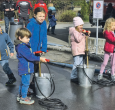 Die Feuerwehr fördert den Nachwuchs: Der Umgang mit der Kübelspritze klappt schon ganz ordentlich.