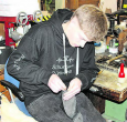 Die lokale Schuhmacherei öffnete ihre Türe, so dass man dem Lernenden bei der Arbeit über die Schulter gucken konnte.