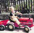 Früh übt sich: Der 3-jährige Traktorfahrer Christian Galliker auf dem Hof in Maihusen 1988.
