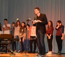 Der Moderator, Raphael Dobmann, konnte zahlreiche Gesangstalente begrüssen