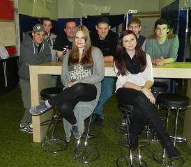 Die Jugendlichen sorgen selber für einen reibungslosen Ablauf während der Anlässe: Mitglieder der Betriebsgruppe in der «KK13»