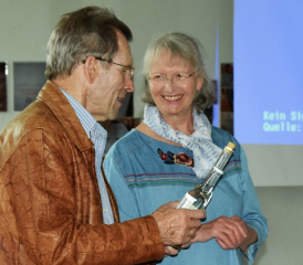 Pfarrer Neugeboren (re.) dankt Kassierin Elisabeth Zingg (Bild: Freida Steffen)