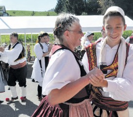 Tanz der Trachtengruppe Seetal und einer albanischen Tanzgruppe (Bild: Heidi de Lucca)