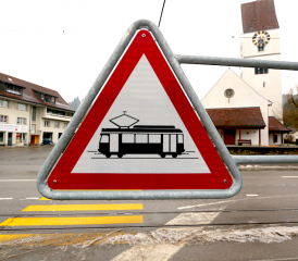 Die Bahn auf der Strasse wird zum Problem für ein ganzes Tal (Bild: Remo Conoci)