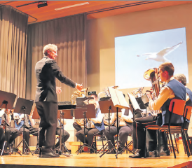Lied der «Möwe Jonathan» von Neil Diamond: Die Musikgesellschaft Pfeffikon unter der Leitung von Herbert Waser an ihrem Jahreskonzert. (Bild: jap.)
