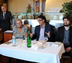 sitzend v.l.: Karl Gautschi, Martin R. Dean und Simon Zumsteg