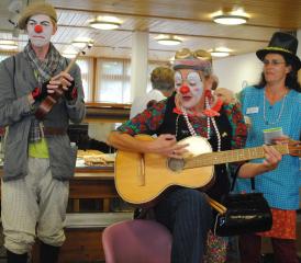 Gemeinsam singen, zusammen mit Clowns, macht offensichtlich Spass