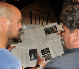 Freudiger Blick aufs neue Programm des TaB: Kino-Betriebsleiter Bruno Maurer (l.) und TaB-Präsident Clo Bisaz. (Bild: mars.)