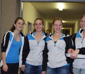 Eine Brücke über die Generationen hinweg: Beim Racletteabend des Seniorenchors servierten erfrischend jugendliche Mitglieder der Gym-Getu Moosleerau