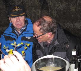 In der Sandsteinhöhle schmeckte der Fondueschmaus noch besser, hier mit Alt Gemeindeammann Hans Müller (li.) und Alois Herger