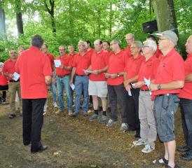 In Mooseerau sorgte der Männerchor Kirchleerau unter der Leitung von Bruno Kalberer für Unterhaltung