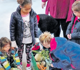 Staunende Kinderaugen: Nach dem Erntedankgottesdienst durften die Kids vom Kinderheim Brugg die Naturalgaben mit nach Hause nehmen. (Bild: zVg.)