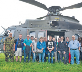 Was für eine Belohnung für die besten Aargauer Jungschützen: Die Delegation junger Schützinnen und Schützen und ihre Leiter, flogen mit einem «Super Puma» zum Infanteriebataillon 56 auf den Glaubenberg. (Bilder: wr)