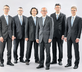 Zusammensetzung der neuen Geschäftsleitung von AAR bus+bahn: v.l.: Reto Meinhardt (Finanzen), Peter Baertschiger (Busbetrieb), Pierino Guardiani (Produktion Bahn); Mathias Grünenfelder (Direktor), Daniel Giger (Infrastruktur), Michael Naef (Markt- und Unternehmensentwicklung). (Bild: zVg.)