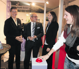 Mit dem gestellten Foto wollte es nicht so klappen: Heidi Kaspar,Thomas Bolli, Tamara Amport (v.l.) und eine Besucherin machten beim «Fotoshooting» mit viel Spass mit.