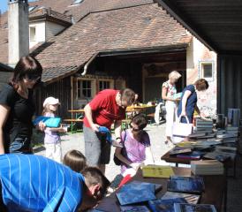 Auf Schnäppchenjagd am Büchtertisch