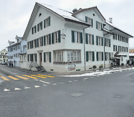 Sanierungen unter dem Boden bezahlt die Gemeinde, alles darüber teilen sich Kanton und Gemeinde: In drei, resp. vier Jahren sollen die Schulstrasse (rechts) und die Poststrasse (von der auch die Hubpüntstrasse abzweigt) saniert werden. (Bild: Remo Conoci)