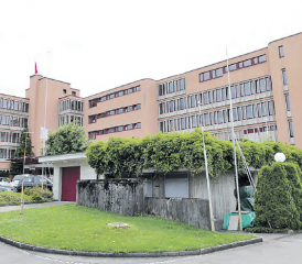 Ein ungewohnter Blick auf das Alterszentrum Mittleres Wynental in Oberkulm: Auf dem Foto sind die Bauprofile für den neuen Anbau zu sehen. (Bild: moha.)