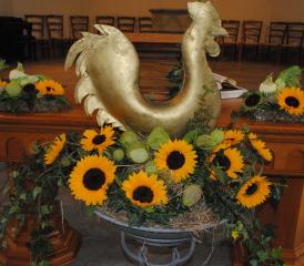 Symbolisch: Der vorletzte Güggel durfte dem Gottesdienst in der Kirche beiwohnen