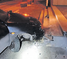 Nach dem Unfall Fahrzeug stehen gelassen und nach Hause gegangen: Der Sachschaden an Fahrzeug und Gebäude dürfte einige Tausend Franken betragen. (Bild: Kapo Aargau)