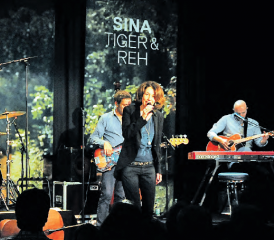 Sina im Saalbau Reinach (Bild: mars.)