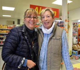 Eine herzliche Gratulation von der Frau Pfarrer (li.) an Trudy Tanner