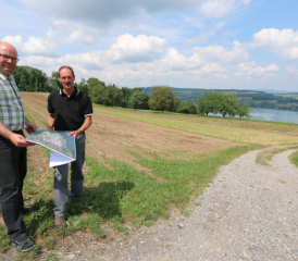 Martin (links) und Max Härri vor einem Feld in der «Widmi», das in sechs schmale Parzellen aufgeteilt ist. Ebenso sind jene sechs Eigentümer für den Unterhalt des Feldweges zuständig – das soll durch die Melioration vereinfacht werden. (Bild: Remo Conoci)