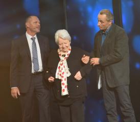 Irma Koch, die glückliche Gewinnerin, wurde von ihren Mitkandidaten auf die Bühne geführt