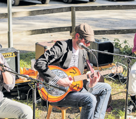 Die Aarauer Formation «Triple Trouble» mit Stephan Keller, Martin Bachmann und Tom Zürcher begeisterte die Maifeier- Besucher mit feinem Blues. (Bilder: David Zehnder)