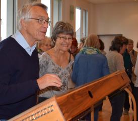 Fachmännisch begutachtet wird hier das Monochord.