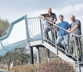 Das Team rund um Bademeister Peter Haltiner (li.) freut sich auf die Badigäste. (Bild: sh.)