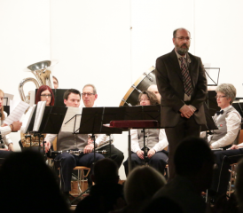 Sepp Lüthy gibt den Dirigentenstab in Menziken Ende März 2016 ab (Bild: rc.)