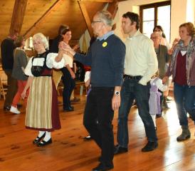Volklore pur im Wäbi-Museum in Schmiedrued: May Güdel und Kuno Matter führten den Tanz an