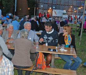 Auf dem Hof von Simon Lüscher versammelte sich eine erfreulich grosse Festgemeinde