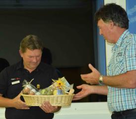 Manfred Stöhr (li.) bekam einheimische Produkte von Gemeindeammann Stephan Müller