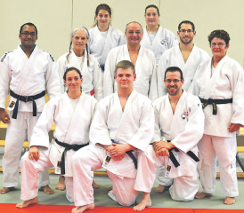 Trainingsleiter und Gasttrainer: Silvia Soave, 7. Dan Judo (Mittlere Reihe 2. von links), mit Partner Michael Götz (Bildmitte) im Kreis der Trainingsleiter des Judo Club Arashi Kulm anlässlich des Gasttrainertrainings im Vorfeld des Jugendturniers 2016 in Oberkulm. (Bild: zVg.)