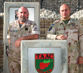 Zusammen bildeten sie das Beratungs-Team «Operational Communication and Civil Outreach»: Der in Reinach lebende holländische Stabsoffizier Tom Hoedjes (links) zusammen mit einem bosnischen Kollegen.