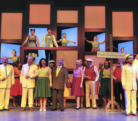 Optische Hingucker am laufenden Band: Stimmungsvolles Licht und eine Fülle an Farben prägen das Bühnenbild «Im weissen Rössl». (Bild: Martin Suter)