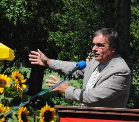 Der Unterentfelder Gemeindeammann Heinz Lüscher durfte eine grosse Festgemeinde begrüssen